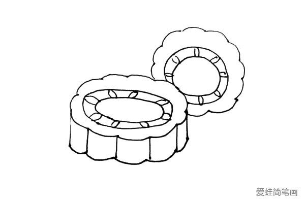 第七步：在后面，用同样的方法画上第二个月饼，只是把椭圆替换成圆。