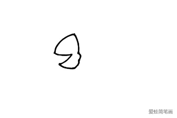 第一步：画一个鱼头的外形，用弧线慢慢勾勒。