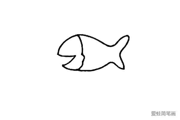 第二步：用笔慢慢的画出鱼身的形状,要有起伏变化!