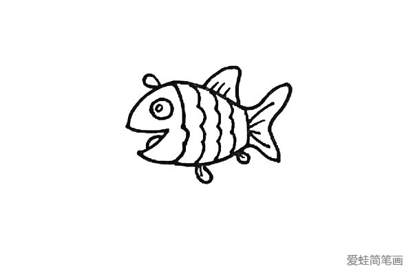 第五步：画出小鱼的鱼鳞和鱼鳍纹路，鱼鳞的纹路是波浪形的!