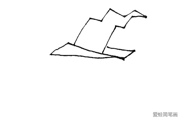 第二步：然后在下面画上一个三角形，后面再画上一条折线作为帽檐。