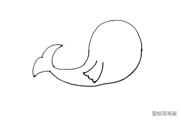 第三步：在尾部画上两条散发出去的弧线，再连起来，手也是先画出两条弧线再用波浪线连起来。