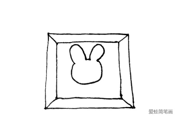 第三步：相框里面，先用圆形加椭圆形画出小兔子的头。