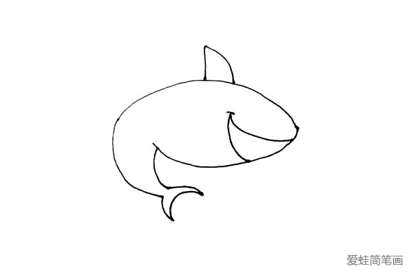 第五步：外形画好了后，在里面画上鲨鱼的大嘴巴。