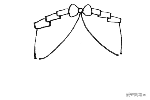 第三步：下面，再用弧线画出窗帘上摆的形状。