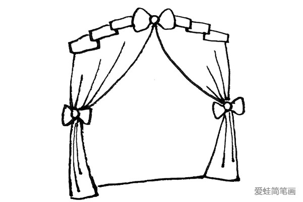 第六步：还要用长线画出窗帘的褶皱，以及中间连上一条线。