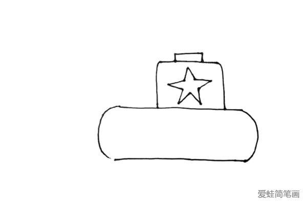 第三步：正方形里面画上一个喜欢的图案作装饰，再在上面画一个小的长方形，这是坦克的入口。