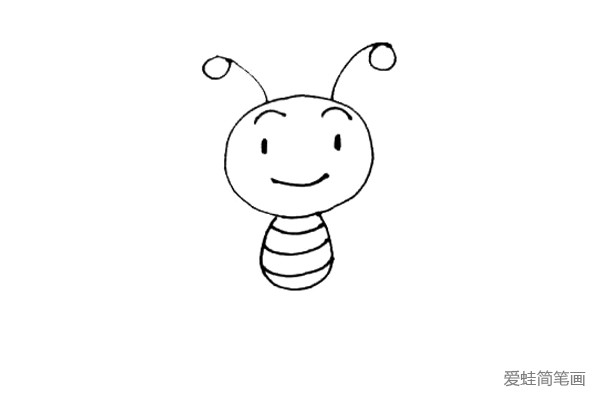 第四步：头下再画上一个椭圆形，里面画上一些小弧线作为蜜蜂肚子上的纹理。