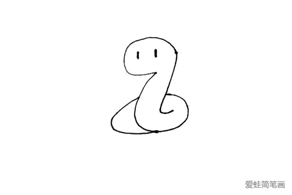 第三步：在左边画上一个半圆作蛇盘起的尾巴。