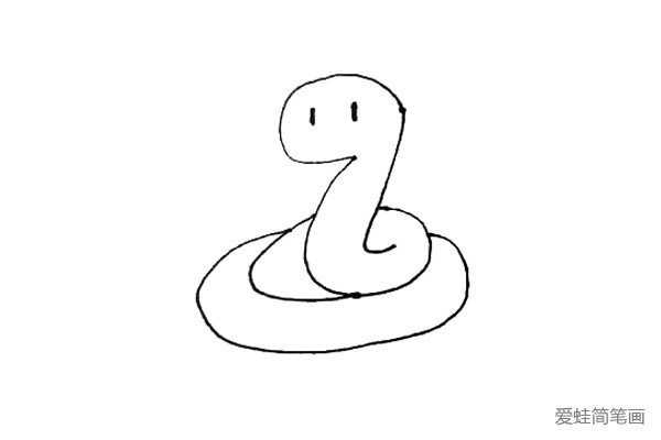 第四步：画一个椭圆形和上面的蛇连接起来，蛇的尾巴越来越长啦。