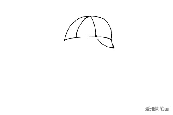 第一步：先画上一个半圆作帽子的外形，接着画上帽檐，里面画上一些小弧线。