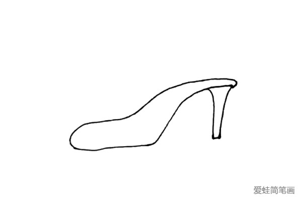 第三步：在高跟鞋后面，画下两条竖线，再用一条小横线封起来，作为高跟鞋的高跟。