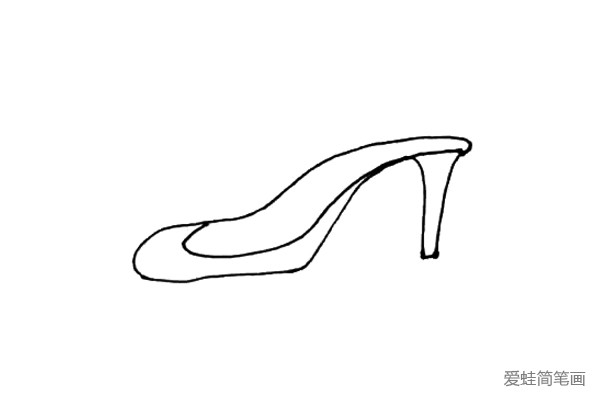第四步：在高跟鞋里面，画上一条弧形作为高跟鞋的结构。