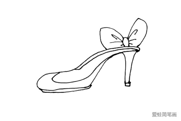第六步：在高跟鞋里边画上一条弧线，上面画上一个蝴蝶结作为装饰。