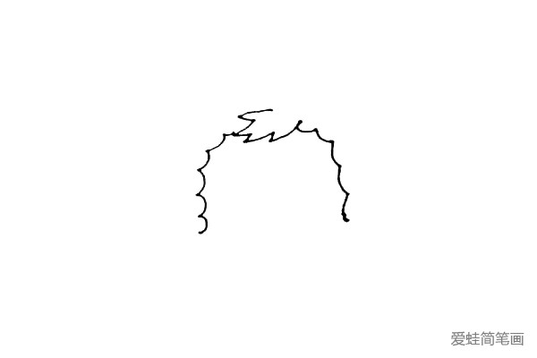 第二步：在头发两边各画出一条向下的波浪线作为美羊羊脸的两边。