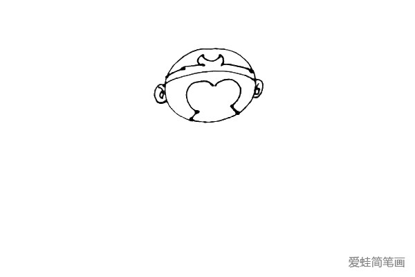 第二步：在里面画上孙悟空的金箍，脸上的一圈毛发，和他的两个耳朵。