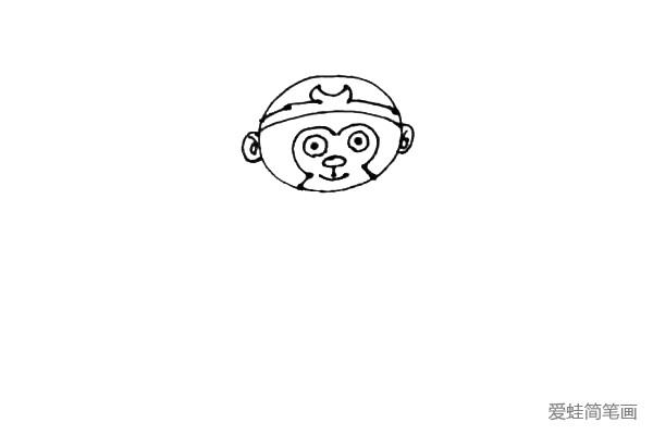 第三步：画上孙悟空圆圆的眼睛，里面点上小黑点，还要画上鼻子和笑脸。