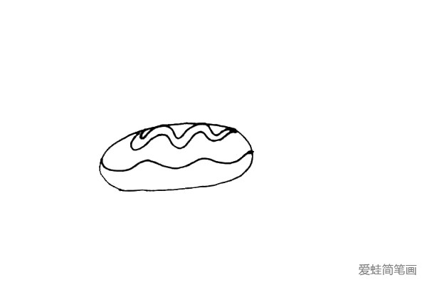 第三步：上面，也要画出一条波浪线，还需要画出它的宽度，这是面包的酱料。