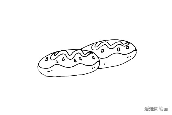 第五步：画好了第一个面包，我们在第一个面包后面画上第二个面包，画法和第一个面包一样。