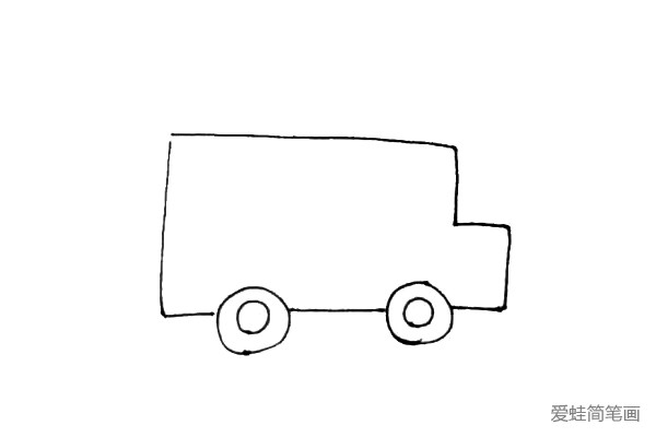 第二步：在轮子之间先画上一条横线，注意不要穿过轮子，然后在上面画出车的轮廓。