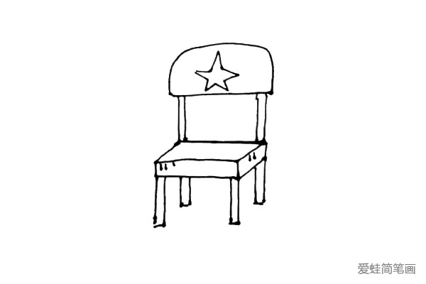 第五步：给椅子画上一点装饰，例如在靠背上画上一些喜欢的图案，其他地方加一点小横线。