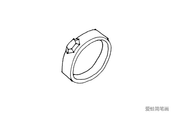 第四步：在椭圆形的里面，还需要画上一条小弧线，这是戒指宽度的表示。