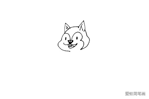 第三步：在鼻子下面画出松鼠的三瓣嘴，再画出牙齿和笑脸，点上两个小眼睛。