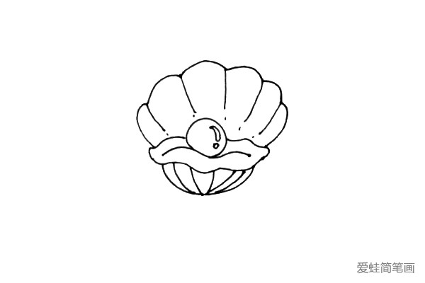 第四步：上面同样画上一个大的扇形，里面画上贝壳的纹理。