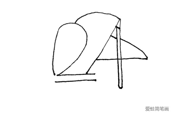 第四步：给“4”的竖线旁边再画上一条竖线作为虫子，然后画过来一条弧线作为翅膀。