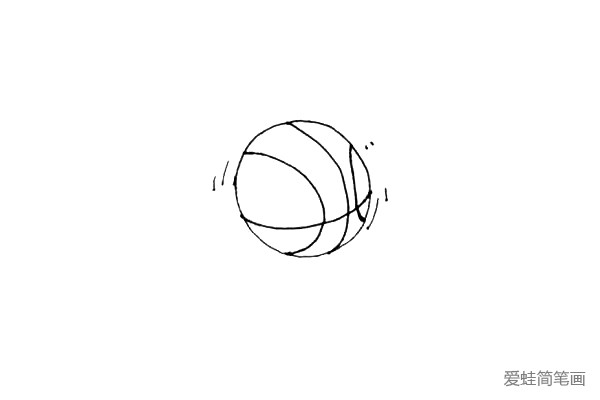 第四步：接着在篮球周围画上一些小的弧线表示篮球滚动的方向。
