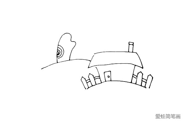 第三步：在小房子的后面，我们再画上一条弧线，弧线上面画上小树，里面画上一圈一圈的纹路。