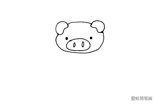 第三步：画上一个小椭圆，里面画上两个小圆圈是小猪的鼻孔。再画上它的小眼睛。