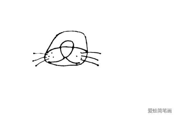 第二步：接着画上一条弧线，弧线上下画上一个气球形状的圆表示它的脸部结构，再画上老虎的嘴巴和它两边的胡须。