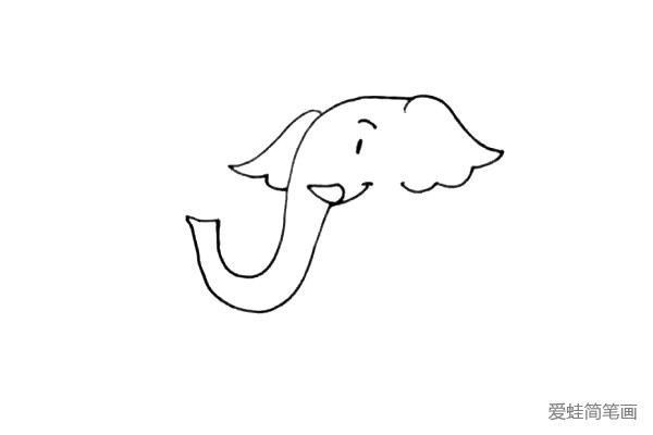 第三步：大象除了鼻子长，耳朵也很大，我们给大象画上两只像扇子一样的耳朵。