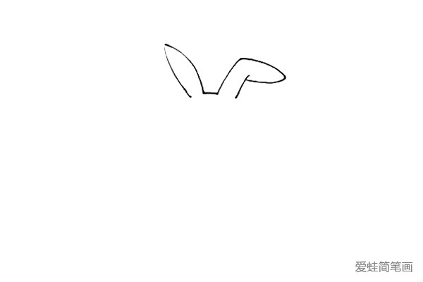 第一步：先给兔子画上它的两个兔耳朵，左边的耳朵是竖起来的，右边的耳朵是下垂的。