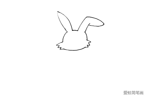 第二步：接着画上兔子的脸部轮廓，两边面画上折线表示它的胡子。