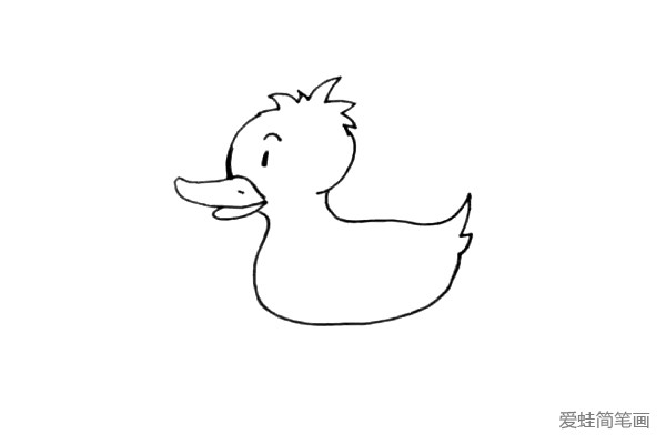 第四步：再给小鸭子上下画上两条弧线，在尾巴的位置翘起两根羽毛。