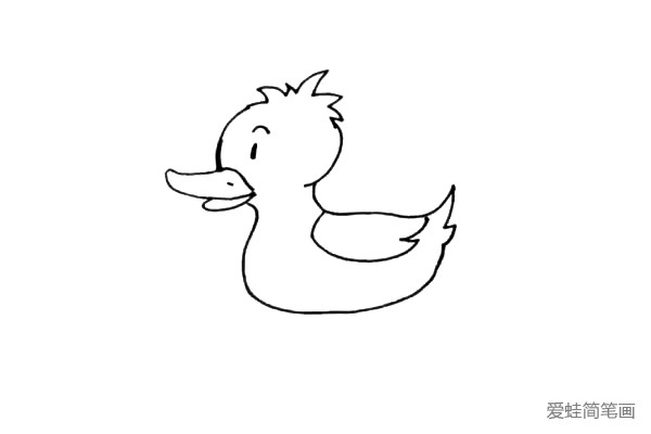 第五步：在小鸭子身体里画上它的翅膀。