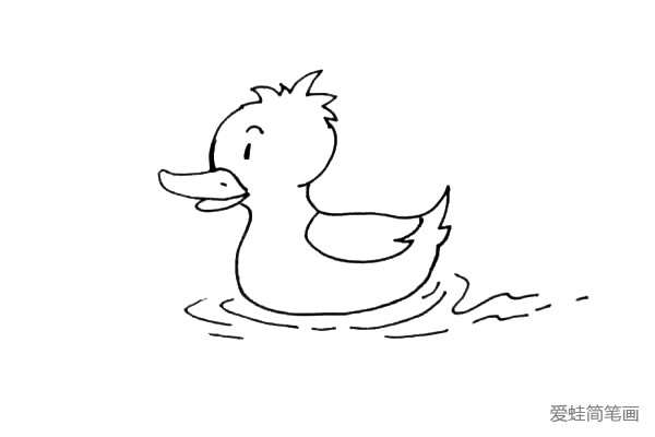 第六步：我们的小鸭子是游在水上的，所以我们在小鸭子的下方画上小弧线代表水的波纹。