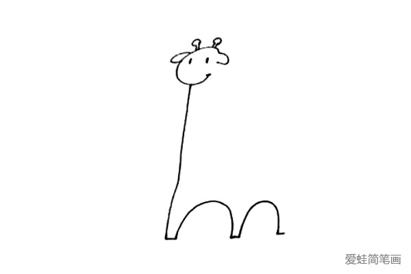 第三步：我们接着画下一条长长的线表示长颈鹿长长的脖子，再画上一个大拱门，一个小拱门表示长颈鹿的腿。