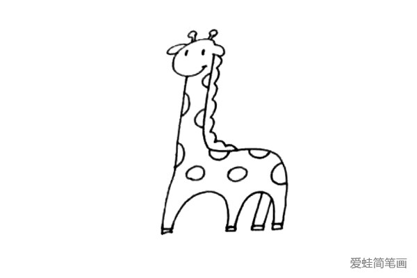 第五步：用一连串的的波浪线表示长颈鹿脖子上的鬃毛，再用一些半圆形和圆形装点长颈鹿的身体。