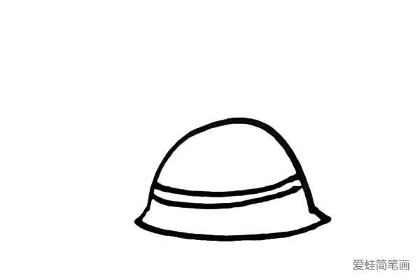 第二步：画上两条弧线用来细化UFO上面的纹路。