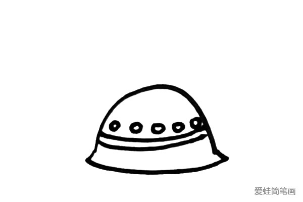 第三步：在弧线上面画上小圆圈来装饰UFO的外观。
