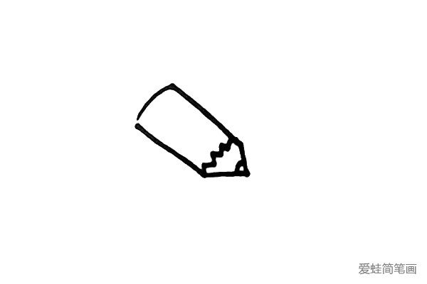 第二步：接着画上三角形形状的铅笔头，在笔杆的连接处画上齿状的线条。