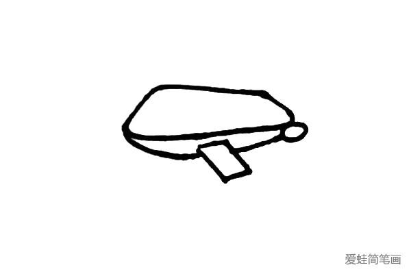 第三步：画上飞机一侧的机翼，尾部可以先画上一个小椭圆。
