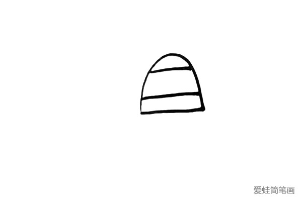 第二步：接着在里面画上两条平行的直线表示茶壶上面的纹路。