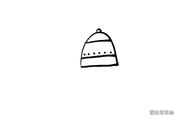第三步：在一条平行线上面画上一些圆点装饰物，并且画上茶壶的壶盖。