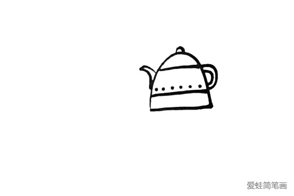 第四步：画上茶壶弯弯的壶嘴和半圆形状的壶把。