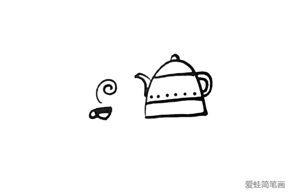 第五步：在旁边画上一个小杯子，再画上弯曲的曲线表示茶水的热气。