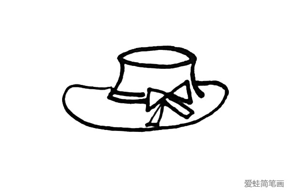 第五步：画上一个大的椭圆作表示帽子的帽沿部分。